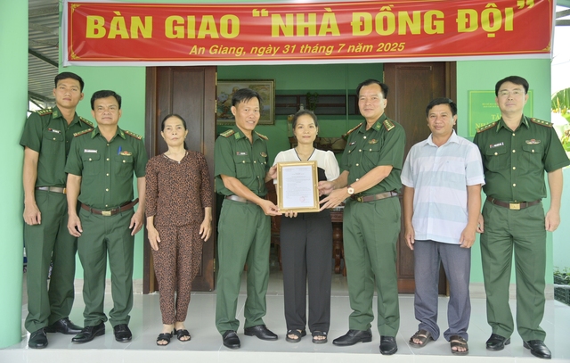 Ban Chỉ huy BĐBP tỉnh An Giang: Bàn giao nhà đồng đội tại phường Rạch Giá- Ảnh 1.