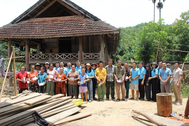 Gửi gắm yêu thương đến đồng bào vùng lũ- Ảnh 5. Gửi gắm yêu thương đến đồng bào vùng lũ- Ảnh 5.