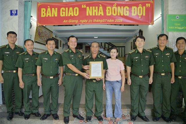 Ban Chỉ huy BĐBP tỉnh An Giang: Bàn giao nhà đồng đội tại phường Rạch Giá- Ảnh 2.