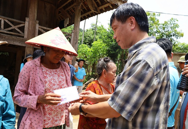 Gửi gắm yêu thương đến đồng bào vùng lũ- Ảnh 4. Gửi gắm yêu thương đến đồng bào vùng lũ- Ảnh 4.