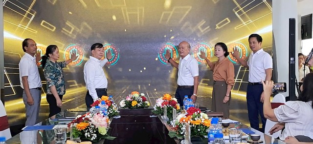 Hà Nội: Khai mạc triển lãm các sản phẩm ngành sơn mài - khảm trai - đồ gỗ điêu khắc năm 2025- Ảnh 1. Hà Nội: Khai mạc triển lãm các sản phẩm ngành sơn mài - khảm trai - đồ gỗ điêu khắc năm 2025- Ảnh 1.