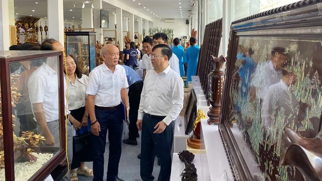 Hà Nội: Khai mạc triển lãm các sản phẩm ngành sơn mài - khảm trai - đồ gỗ điêu khắc năm 2025- Ảnh 2. Hà Nội: Khai mạc triển lãm các sản phẩm ngành sơn mài - khảm trai - đồ gỗ điêu khắc năm 2025- Ảnh 2.