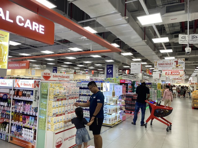 Hà Nội: Tổng mức bán lẻ hàng hóa và doanh thu dịch vụ tiêu dùng tăng 12,1%- Ảnh 1. Hà Nội: Tổng mức bán lẻ hàng hóa và doanh thu dịch vụ tiêu dùng tăng 12,1%- Ảnh 1.