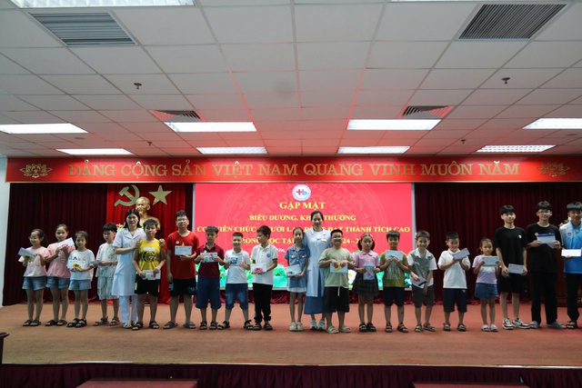 Hưng Yên: Bệnh viện Nhi Thái Bình gặp mặt, trao quà cho con cán bộ, đoàn viên, người lao động.- Ảnh 1. Hưng Yên: Bệnh viện Nhi Thái Bình gặp mặt, trao quà cho con cán bộ, đoàn viên, người lao động.- Ảnh 1.