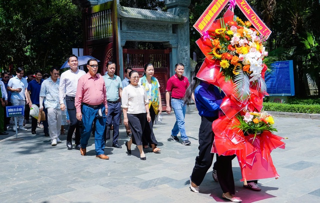 Nghệ An: Đoàn Đại sứ đặc mệnh toàn quyền nước CHDCND Lào dâng hoa, dâng hương tại Khu Di tích Quốc gia đặc biệt Kim Liên- Ảnh 1. Nghệ An: Đoàn Đại sứ đặc mệnh toàn quyền nước CHDCND Lào dâng hoa, dâng hương tại Khu Di tích Quốc gia đặc biệt Kim Liên- Ảnh 1.