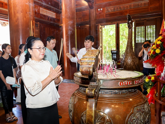 Nghệ An: Đoàn Đại sứ đặc mệnh toàn quyền nước CHDCND Lào dâng hoa, dâng hương tại Khu Di tích Quốc gia đặc biệt Kim Liên- Ảnh 2. Nghệ An: Đoàn Đại sứ đặc mệnh toàn quyền nước CHDCND Lào dâng hoa, dâng hương tại Khu Di tích Quốc gia đặc biệt Kim Liên- Ảnh 2.