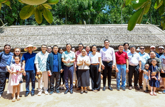 Nghệ An: Đoàn Đại sứ đặc mệnh toàn quyền nước CHDCND Lào dâng hoa, dâng hương tại Khu Di tích Quốc gia đặc biệt Kim Liên- Ảnh 3. Nghệ An: Đoàn Đại sứ đặc mệnh toàn quyền nước CHDCND Lào dâng hoa, dâng hương tại Khu Di tích Quốc gia đặc biệt Kim Liên- Ảnh 3.