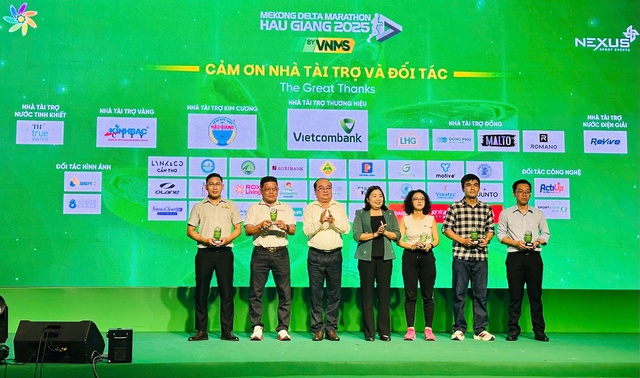 TP Cần Thơ khai mạc Giải Marathon quốc tế “Vietcombank Mekong Delta Marathon” lần thứ VI- Ảnh 4. TP Cần Thơ khai mạc Giải Marathon quốc tế “Vietcombank Mekong Delta Marathon” lần thứ VI- Ảnh 4.