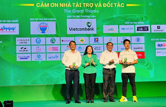 TP Cần Thơ khai mạc Giải Marathon quốc tế “Vietcombank Mekong Delta Marathon” lần thứ VI- Ảnh 5. TP Cần Thơ khai mạc Giải Marathon quốc tế “Vietcombank Mekong Delta Marathon” lần thứ VI- Ảnh 5.