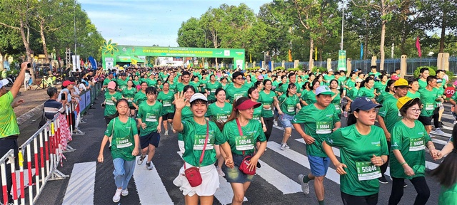 Công an TP Cần Thơ đảm bảo an toàn Giải "Vietcombank Mekong Delta Marathon" lần thứ 6- Ảnh 1. Công an TP Cần Thơ đảm bảo an toàn Giải "Vietcombank Mekong Delta Marathon" lần thứ 6- Ảnh 1.