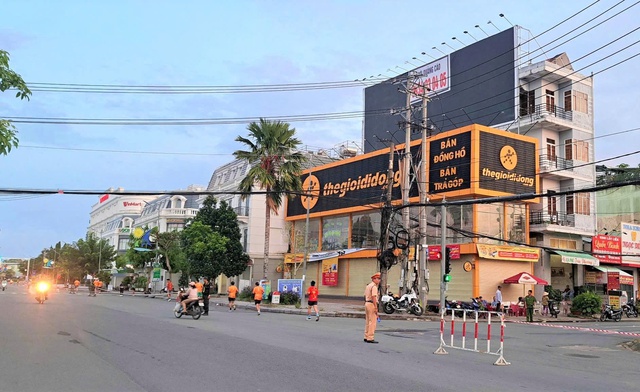 Công an TP Cần Thơ đảm bảo an toàn Giải "Vietcombank Mekong Delta Marathon" lần thứ 6- Ảnh 2. Công an TP Cần Thơ đảm bảo an toàn Giải "Vietcombank Mekong Delta Marathon" lần thứ 6- Ảnh 2.