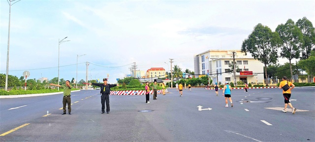 Công an TP Cần Thơ đảm bảo an toàn Giải "Vietcombank Mekong Delta Marathon" lần thứ 6- Ảnh 3. Công an TP Cần Thơ đảm bảo an toàn Giải "Vietcombank Mekong Delta Marathon" lần thứ 6- Ảnh 3.