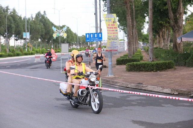 Công an TP Cần Thơ đảm bảo an toàn Giải "Vietcombank Mekong Delta Marathon" lần thứ 6- Ảnh 4. Công an TP Cần Thơ đảm bảo an toàn Giải "Vietcombank Mekong Delta Marathon" lần thứ 6- Ảnh 4.