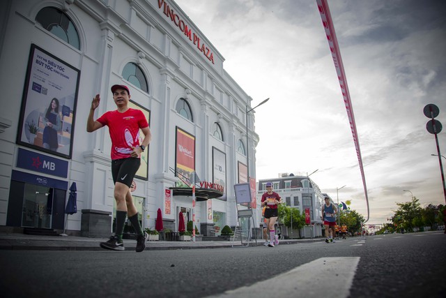 Những khoảnh khắc ấn tượng tại Giải Marathon quốc tế “Vietcombank Mekong Delta Marathon” lần thứ 6- Ảnh 11. Những khoảnh khắc ấn tượng tại Giải Marathon quốc tế “Vietcombank Mekong Delta Marathon” lần thứ 6- Ảnh 11.
