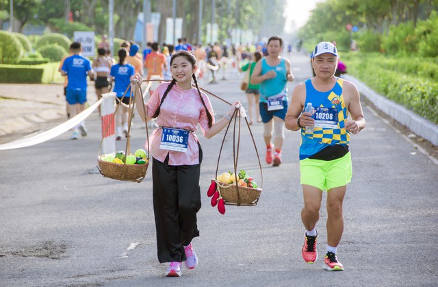 Những khoảnh khắc ấn tượng tại Giải Marathon quốc tế “Vietcombank Mekong Delta Marathon” lần thứ 6- Ảnh 7. Những khoảnh khắc ấn tượng tại Giải Marathon quốc tế “Vietcombank Mekong Delta Marathon” lần thứ 6- Ảnh 7.