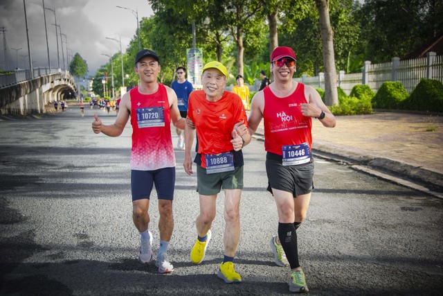 Những khoảnh khắc ấn tượng tại Giải Marathon quốc tế “Vietcombank Mekong Delta Marathon” lần thứ 6- Ảnh 4. Những khoảnh khắc ấn tượng tại Giải Marathon quốc tế “Vietcombank Mekong Delta Marathon” lần thứ 6- Ảnh 4.