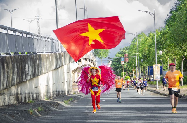 Những khoảnh khắc ấn tượng tại Giải Marathon quốc tế “Vietcombank Mekong Delta Marathon” lần thứ 6- Ảnh 1. Những khoảnh khắc ấn tượng tại Giải Marathon quốc tế “Vietcombank Mekong Delta Marathon” lần thứ 6- Ảnh 1.