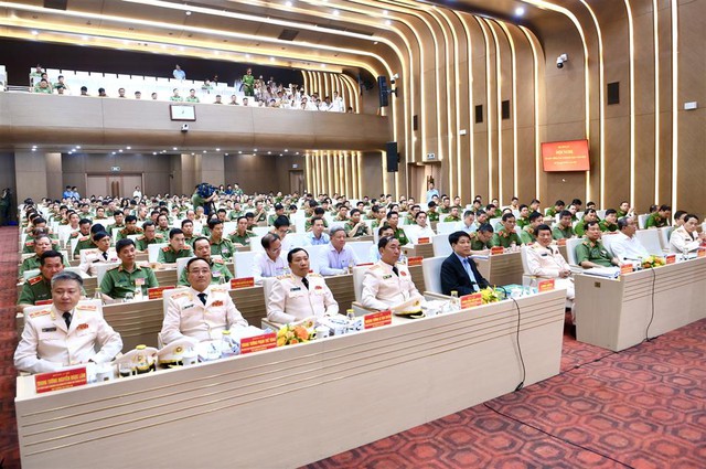 Chủ tịch nước Lương Cường dự Hội nghị sơ kết công tác công an 6 tháng đầu năm 2025- Ảnh 3. Chủ tịch nước Lương Cường dự Hội nghị sơ kết công tác công an 6 tháng đầu năm 2025- Ảnh 3.