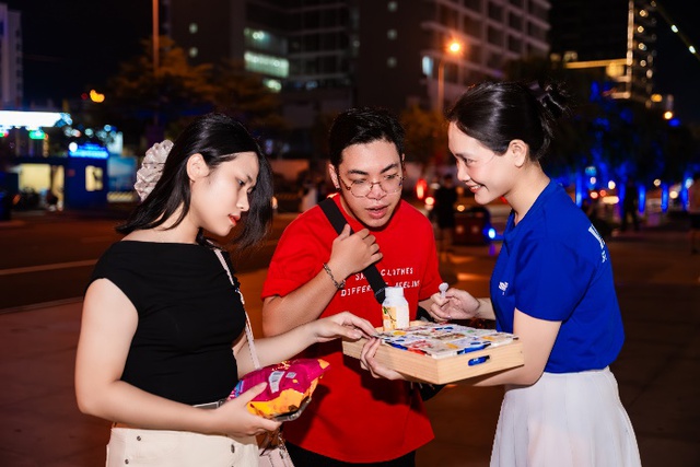 Vinamilk tiếp sức ươm mầm tài năng điện ảnh tại liên hoan phim Châu Á Đà Nẵng III- Ảnh 7. Vinamilk tiếp sức ươm mầm tài năng điện ảnh tại liên hoan phim Châu Á Đà Nẵng III- Ảnh 7.