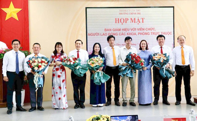 Trường Chính trị TP. Cần Thơ công bố các quyết định cán bộ- Ảnh 2. Trường Chính trị TP. Cần Thơ công bố các quyết định cán bộ- Ảnh 2.