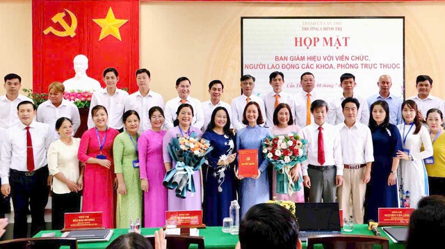 Trường Chính trị TP. Cần Thơ công bố các quyết định cán bộ- Ảnh 4. Trường Chính trị TP. Cần Thơ công bố các quyết định cán bộ- Ảnh 4.