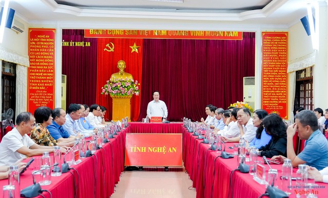 Nghệ An: Thường trực Tỉnh ủy gặp mặt cán bộ nghỉ hưu theo chế độ và nghỉ hưu trước tuổi- Ảnh 1. Nghệ An: Thường trực Tỉnh ủy gặp mặt cán bộ nghỉ hưu theo chế độ và nghỉ hưu trước tuổi- Ảnh 1.