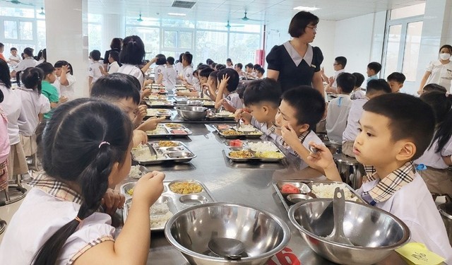 Hà Nội "chốt" kinh phí hỗ trợ bữa ăn bán trú cho học sinh tiểu học- Ảnh 1. Hà Nội "chốt" kinh phí hỗ trợ bữa ăn bán trú cho học sinh tiểu học- Ảnh 1.