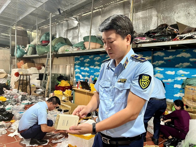 Lực lượng QLTT tăng cường kiểm tra, xử lý vi phạm buôn bán hàng giả, hàng nhái trên sàn TMĐT, MXH. Ảnh: Quyên Lưu Lực lượng QLTT tăng cường kiểm tra, xử lý vi phạm buôn bán hàng giả, hàng nhái trên sàn TMĐT, MXH. Ảnh: Quyên Lưu