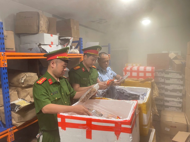 Hà Nội: Xử lý hơn 2.000 vụ buôn lậu, hàng giả thu nộp ngân sách hơn 88 tỷ đồng- Ảnh 1. Hà Nội: Xử lý hơn 2.000 vụ buôn lậu, hàng giả thu nộp ngân sách hơn 88 tỷ đồng- Ảnh 1.