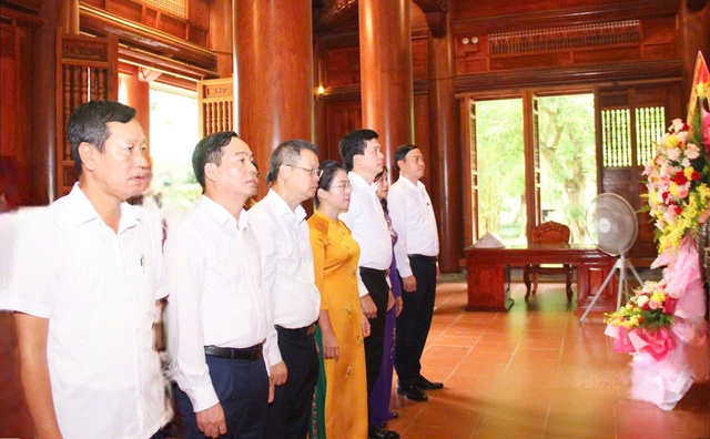 Đoàn công tác tỉnh Hưng Yên dâng hoa, dâng hương tưởng niệm Chủ tịch Hồ Chí Minh- Ảnh 2. Đoàn công tác tỉnh Hưng Yên dâng hoa, dâng hương tưởng niệm Chủ tịch Hồ Chí Minh- Ảnh 2.