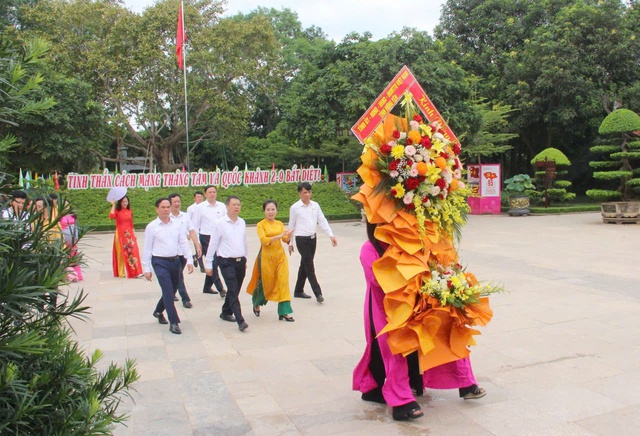Đoàn công tác tỉnh Hưng Yên dâng hoa, dâng hương tưởng niệm Chủ tịch Hồ Chí Minh- Ảnh 1. Đoàn công tác tỉnh Hưng Yên dâng hoa, dâng hương tưởng niệm Chủ tịch Hồ Chí Minh- Ảnh 1.