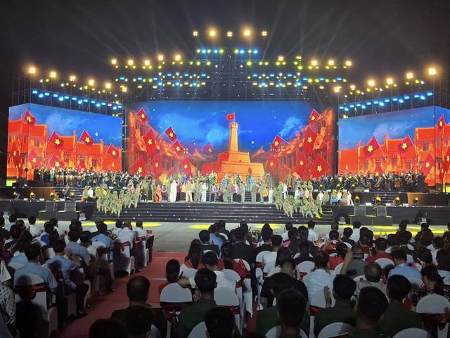 Khi tiếng trống quân hành hòa cùng ánh đèn sân khấu- Ảnh 7. Khi tiếng trống quân hành hòa cùng ánh đèn sân khấu- Ảnh 7.