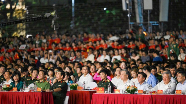 Khi tiếng trống quân hành hòa cùng ánh đèn sân khấu- Ảnh 1. Khi tiếng trống quân hành hòa cùng ánh đèn sân khấu- Ảnh 1.