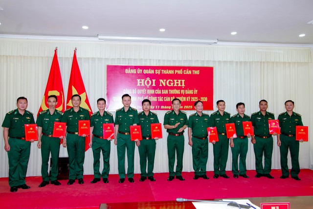 Đảng ủy Quân sự TP Cần Thơ: Công bố các quyết định về công tác cán bộ nhiệm kỳ 2025-2030- Ảnh 1.