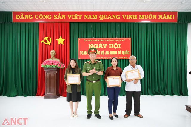 TP Cần Thơ: Đồng loạt tổ chức Ngày hội Toàn dân bảo vệ ANTQ năm 2025- Ảnh 10. TP Cần Thơ: Đồng loạt tổ chức Ngày hội Toàn dân bảo vệ ANTQ năm 2025- Ảnh 10.