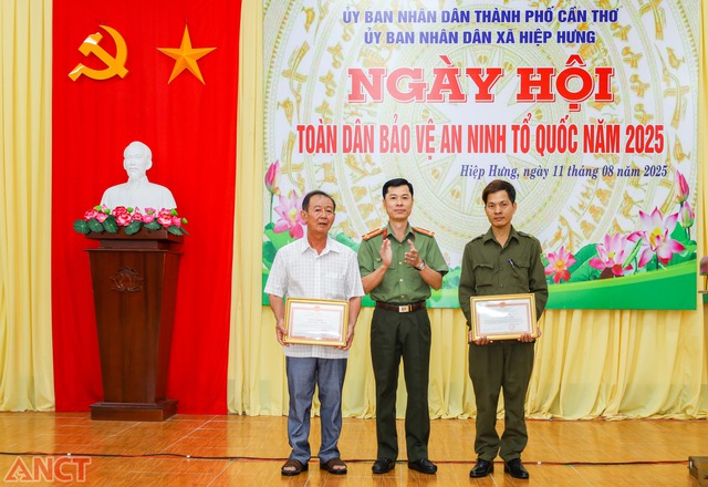 TP Cần Thơ: Đồng loạt tổ chức Ngày hội Toàn dân bảo vệ ANTQ năm 2025- Ảnh 11. TP Cần Thơ: Đồng loạt tổ chức Ngày hội Toàn dân bảo vệ ANTQ năm 2025- Ảnh 11.