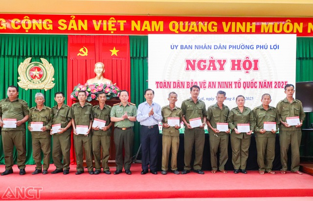 TP Cần Thơ: Đồng loạt tổ chức Ngày hội Toàn dân bảo vệ ANTQ năm 2025- Ảnh 4. TP Cần Thơ: Đồng loạt tổ chức Ngày hội Toàn dân bảo vệ ANTQ năm 2025- Ảnh 4.