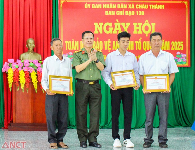 TP Cần Thơ: Đồng loạt tổ chức Ngày hội Toàn dân bảo vệ ANTQ năm 2025- Ảnh 5. TP Cần Thơ: Đồng loạt tổ chức Ngày hội Toàn dân bảo vệ ANTQ năm 2025- Ảnh 5.