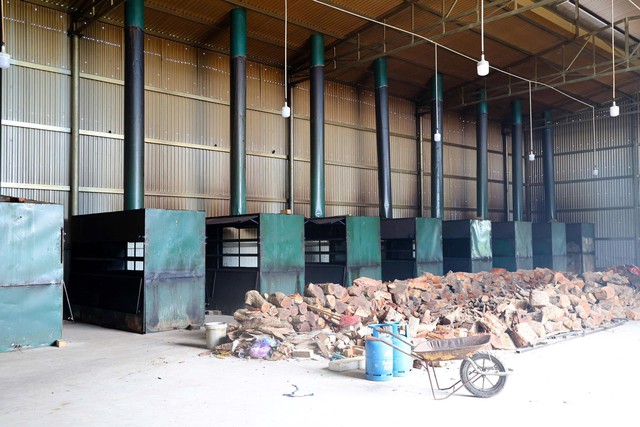Cận cảnh kho đông lạnh chứa đầy thịt trâu bốc mùi hôi thối: Số lượng đầu vào lên tới vài nghìn tấn, đã sản xuất 400 tấn thịt trâu gác bếp trong 5 năm- Ảnh 5.
