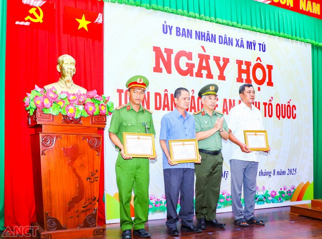 TP Cần Thơ: Đồng loạt tổ chức Ngày hội Toàn dân bảo vệ ANTQ năm 2025- Ảnh 9. TP Cần Thơ: Đồng loạt tổ chức Ngày hội Toàn dân bảo vệ ANTQ năm 2025- Ảnh 9.