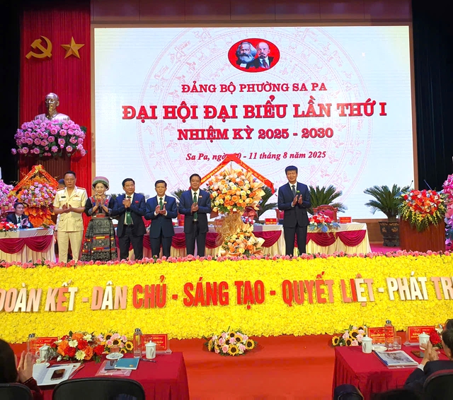 Ông Trần Huy Tuần - Chủ tịch tỉnh Lào Cai tặng hoa chúc mừng Đại hội Ông Trần Huy Tuần - Chủ tịch tỉnh Lào Cai tặng hoa chúc mừng Đại hội