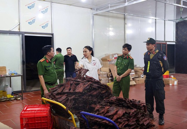 Cận cảnh kho đông lạnh chứa đầy thịt trâu bốc mùi hôi thối: Số lượng đầu vào lên tới vài nghìn tấn, đã sản xuất 400 tấn thịt trâu gác bếp trong 5 năm- Ảnh 3.