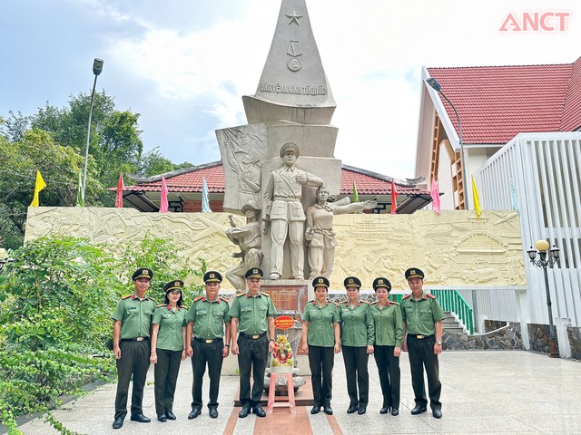 Công an TP. Cần Thơ: Tổ chức sinh hoạt chính trị kỷ niệm 80 năm Ngày truyền thống CAND- Ảnh 2. Công an TP. Cần Thơ: Tổ chức sinh hoạt chính trị kỷ niệm 80 năm Ngày truyền thống CAND- Ảnh 2.