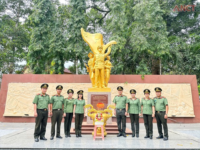 Công an TP. Cần Thơ: Tổ chức sinh hoạt chính trị kỷ niệm 80 năm Ngày truyền thống CAND- Ảnh 4. Công an TP. Cần Thơ: Tổ chức sinh hoạt chính trị kỷ niệm 80 năm Ngày truyền thống CAND- Ảnh 4.