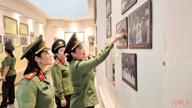 Công an TP. Cần Thơ: Tổ chức sinh hoạt chính trị kỷ niệm 80 năm Ngày truyền thống CAND- Ảnh 6. Công an TP. Cần Thơ: Tổ chức sinh hoạt chính trị kỷ niệm 80 năm Ngày truyền thống CAND- Ảnh 6.