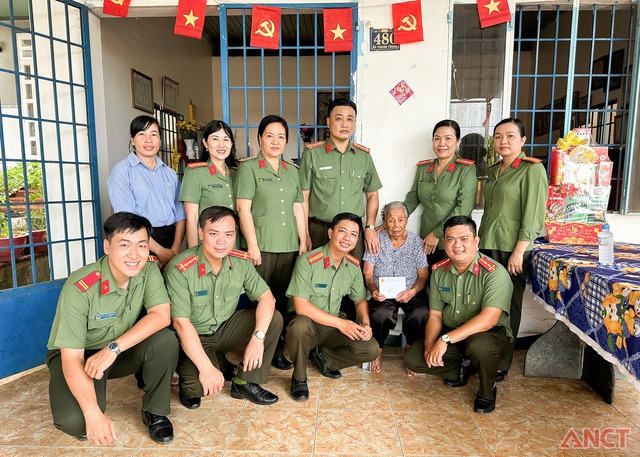 Công an TP. Cần Thơ: Tổ chức sinh hoạt chính trị kỷ niệm 80 năm Ngày truyền thống CAND- Ảnh 5. Công an TP. Cần Thơ: Tổ chức sinh hoạt chính trị kỷ niệm 80 năm Ngày truyền thống CAND- Ảnh 5.