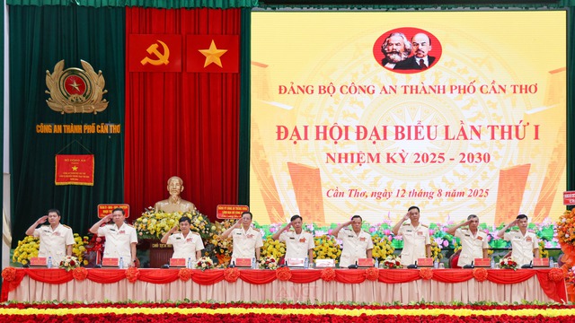 Cần Thơ: Vững vàng thế trận an ninh, quyết tâm thực hiện thắng lợi nhiệm vụ giai đoạn mới- Ảnh 3. Cần Thơ: Vững vàng thế trận an ninh, quyết tâm thực hiện thắng lợi nhiệm vụ giai đoạn mới- Ảnh 3.