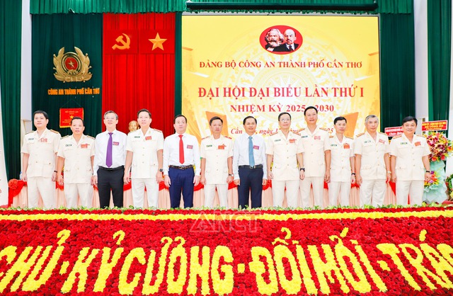 Cần Thơ: Vững vàng thế trận an ninh, quyết tâm thực hiện thắng lợi nhiệm vụ giai đoạn mới- Ảnh 5. Cần Thơ: Vững vàng thế trận an ninh, quyết tâm thực hiện thắng lợi nhiệm vụ giai đoạn mới- Ảnh 5.