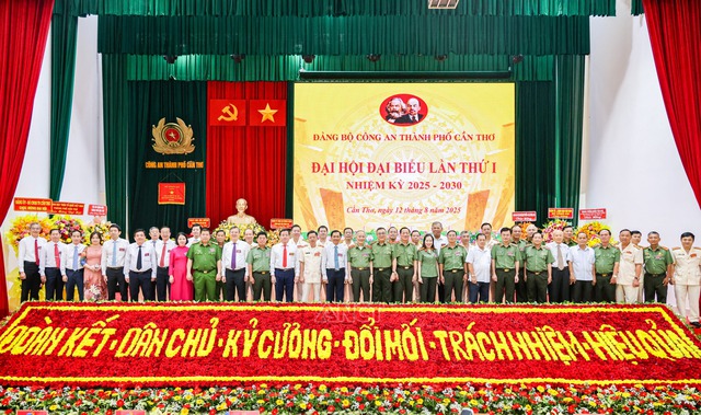 Cần Thơ: Vững vàng thế trận an ninh, quyết tâm thực hiện thắng lợi nhiệm vụ giai đoạn mới- Ảnh 8. Cần Thơ: Vững vàng thế trận an ninh, quyết tâm thực hiện thắng lợi nhiệm vụ giai đoạn mới- Ảnh 8.