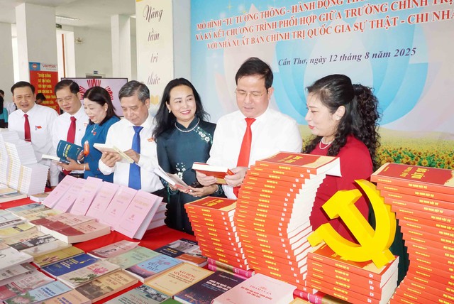 Trường Chính trị TP Cần Thơ: Ra mắt mô hình “Tư tưởng thông - Hành động thoáng - Đổi mới, sáng tạo hiệu quả”- Ảnh 3. Trường Chính trị TP Cần Thơ: Ra mắt mô hình “Tư tưởng thông - Hành động thoáng - Đổi mới, sáng tạo hiệu quả”- Ảnh 3.